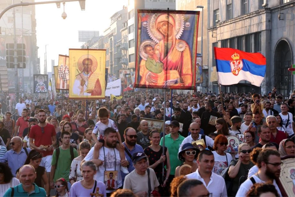 Sırbistan\'da LGBT yürüyüşü protesto edildi