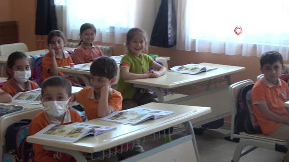 Sivas\'ta öğrencilere kırtasiye desteği