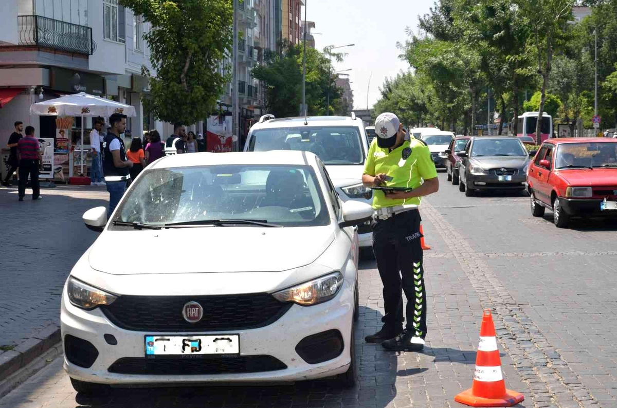 Uşak\'ta 1463 sürücüye para cezası kesildi