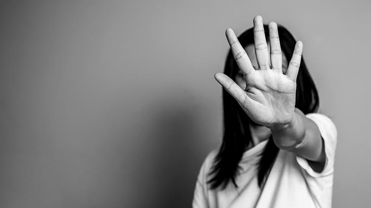 16 yaşındaki genç, mesafe belirtilmeyen uzaklaştırma kararı verilmesi sebebiyle her gün kapı komşusu olan taciz şüphelisiyle karşılaşıyor
