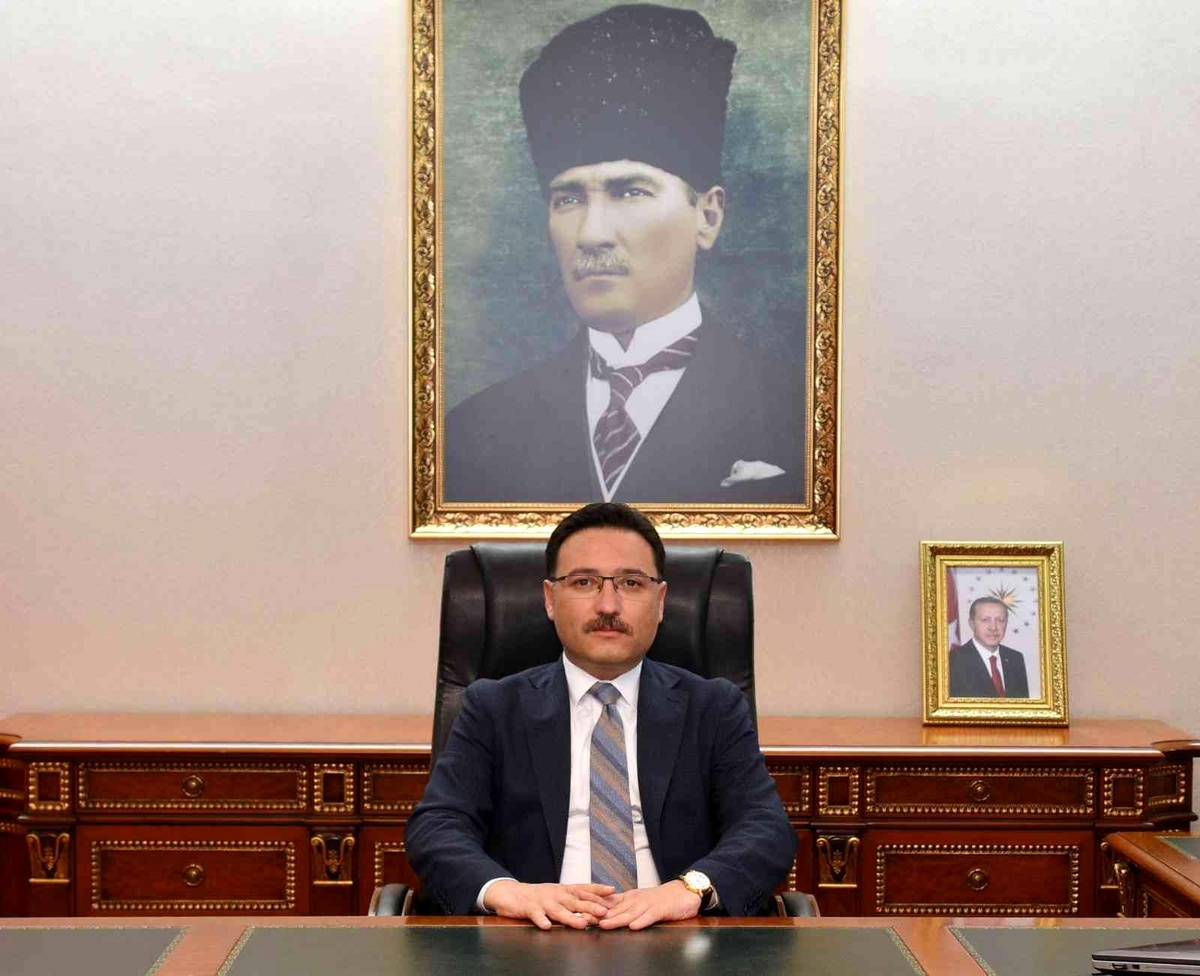 Vali Çiçek: "30 Ağustos, aziz milletimizin hiçbir zaman esareti kabul etmeyeceğini tüm dünyaya haykırdığı gündür"