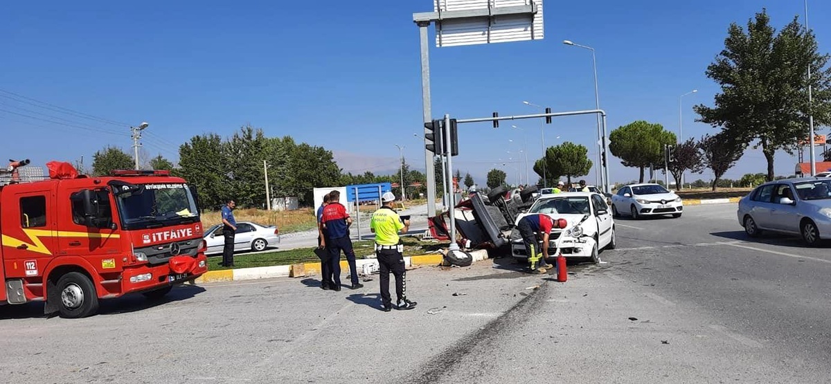 Yan yatan otomobildeki 3 kişi yaralandı