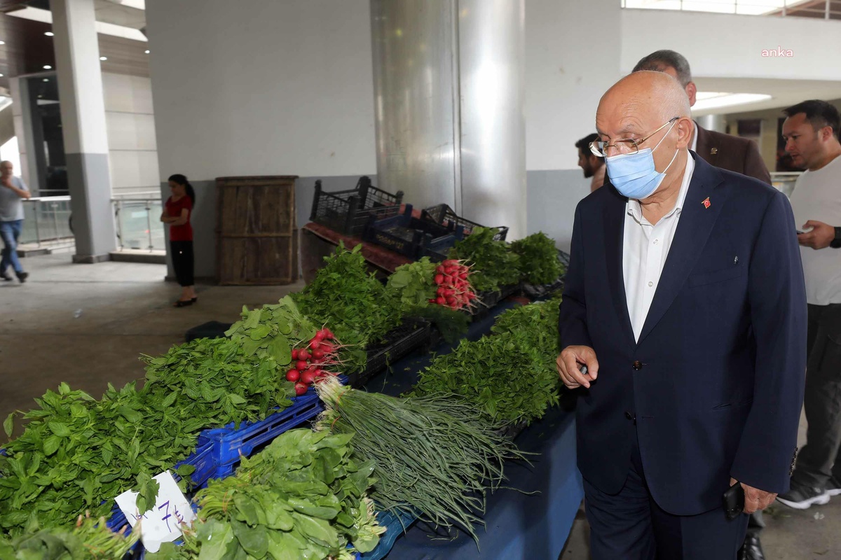 Başkan Yaşar pazar esnafını ziyaret etti