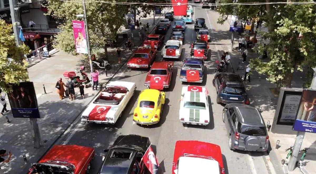 30 Ağustos Zafer Bayramı Kadıköy\'de klasik otomobil konvoyu ile kutlandı