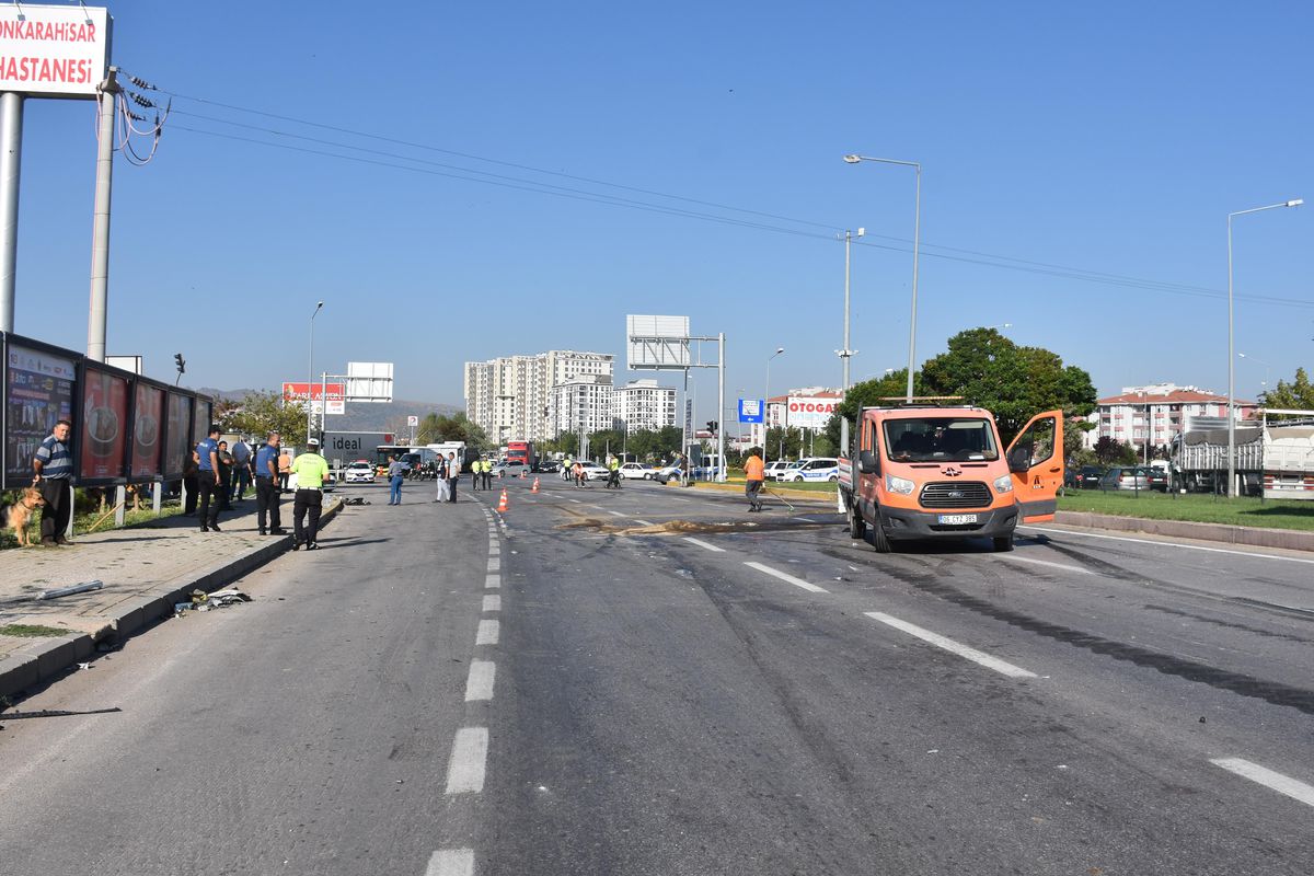 Ticari taksinin tırla çarpıştığı kazada şoför ve yolcu hayatını kaybetti