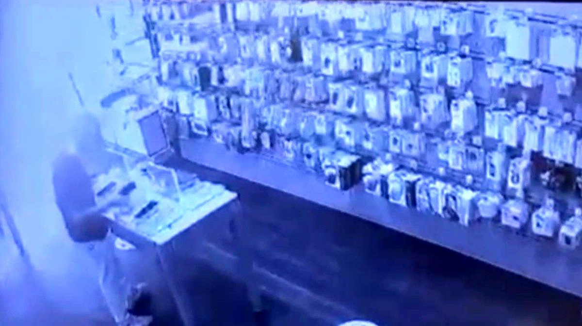 Alarmı söktükten sonra cep telefonunu kaşla göz arasında böyle çaldı