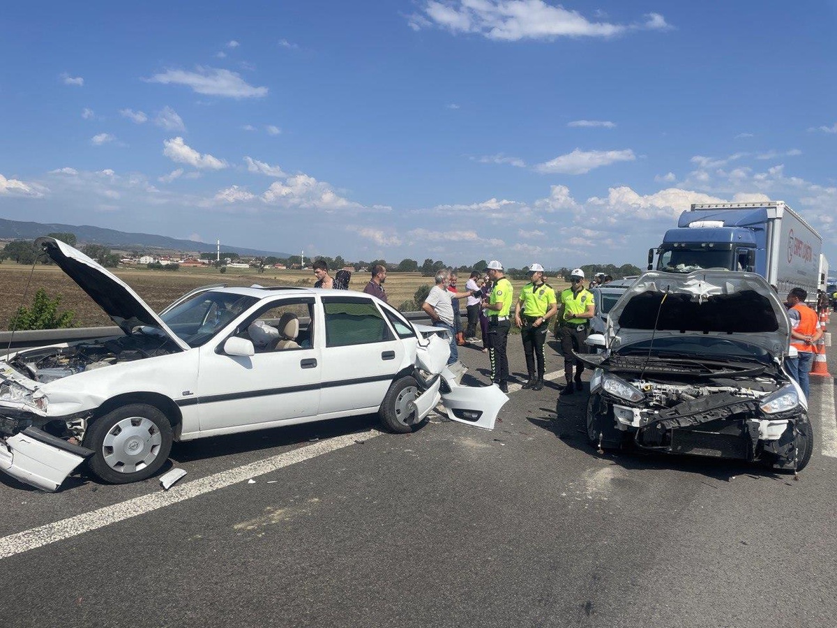 Anadolu Otoyolu\'nun Bolu kesiminde zincirleme trafik kazasında 8 kişi yaralandı