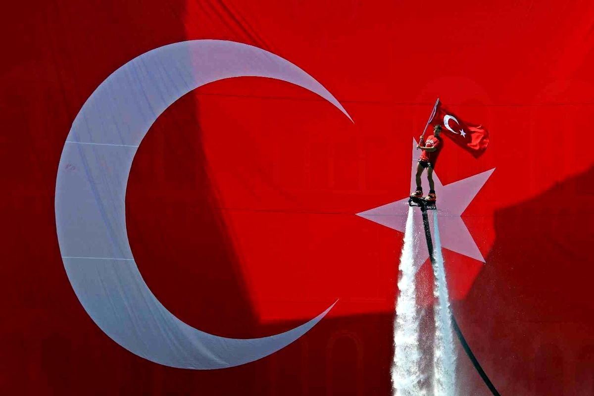 Antalya\'da turistleri hayran bırakan \'Türk bayraklı\' 30 Ağustos gösterisi