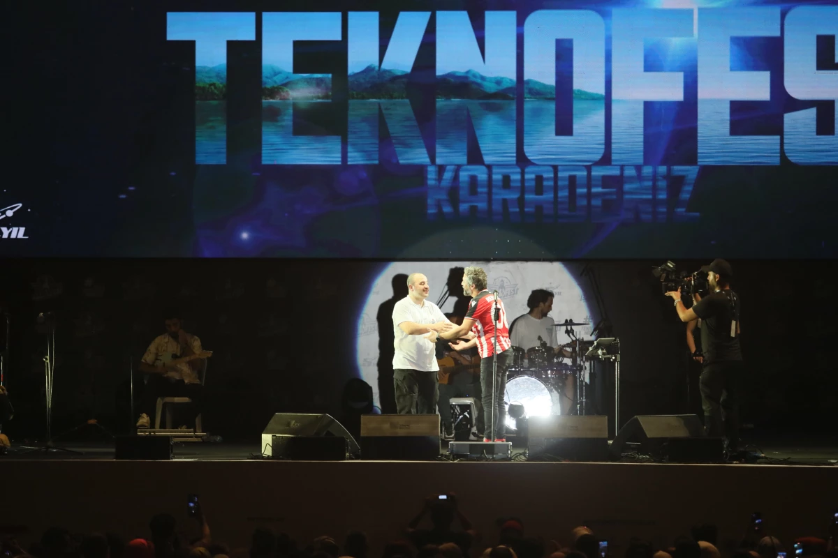 Bakan Varank, TEKNOFEST KARADENİZ\'de Resul Dindar konserinde sahneye çıktı