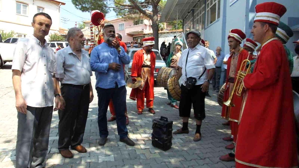 Balıkesir\'de mehterli ve atlı köy düğünü ilgi gördü