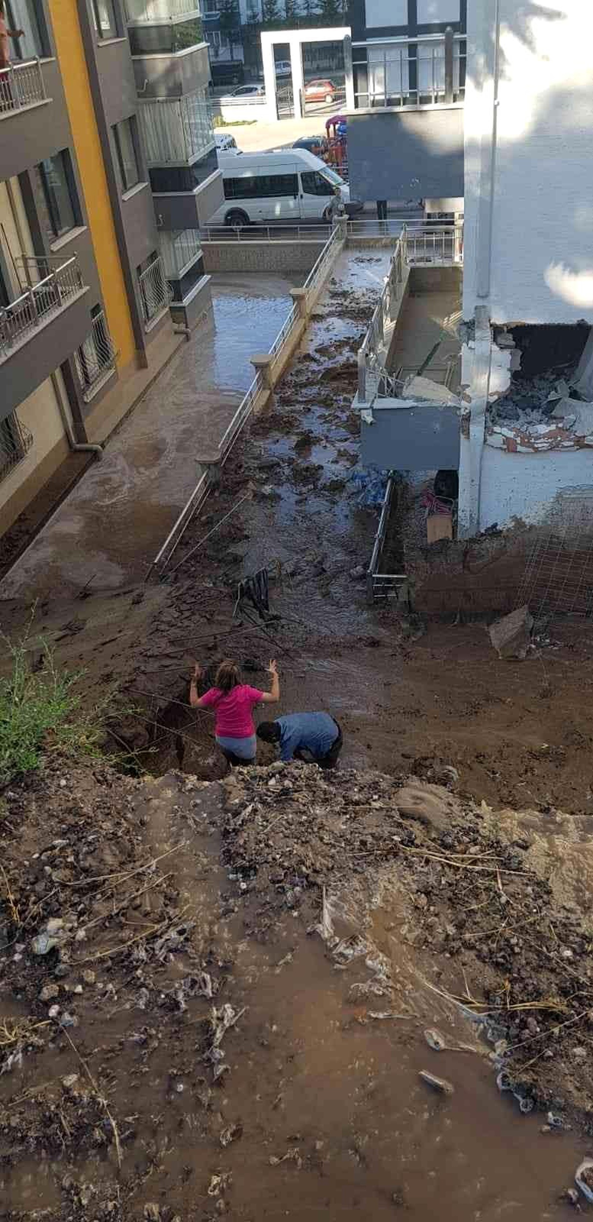 Başkentte su deposundaki patlama göçüğe neden oldu: 2 yaralı
