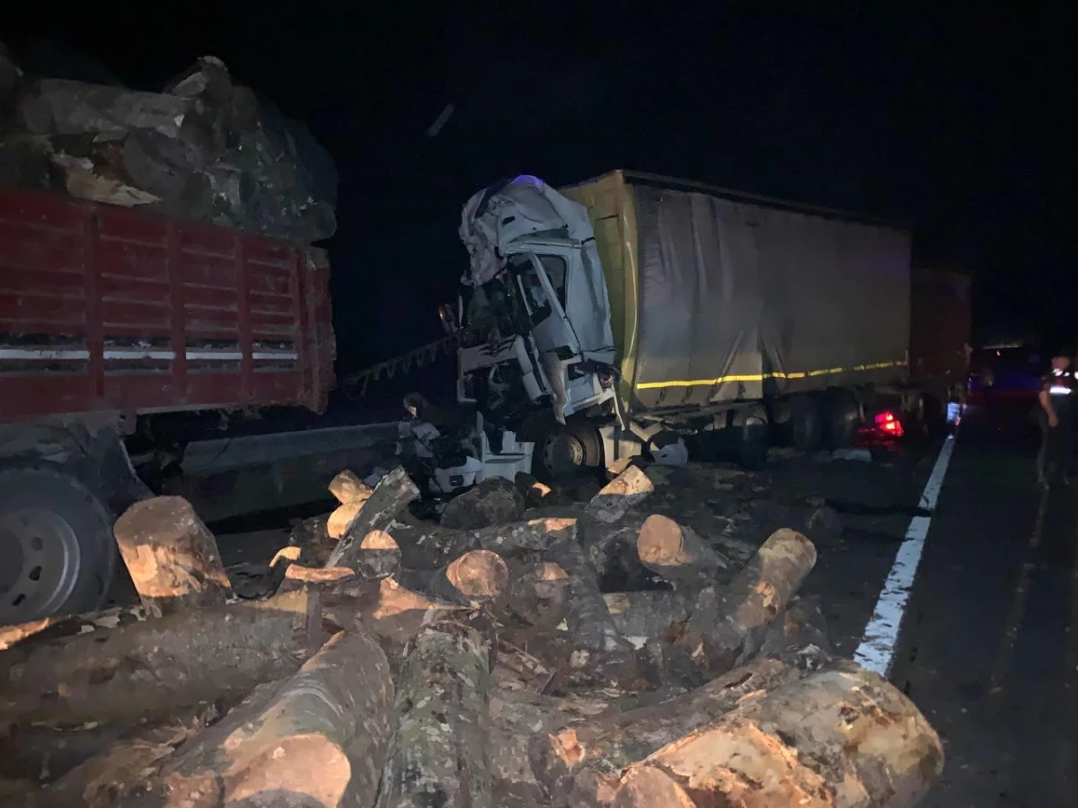 Bolu\'da kamyona çarpan tırın sürücüsü öldü, 1 kişi yaralandı