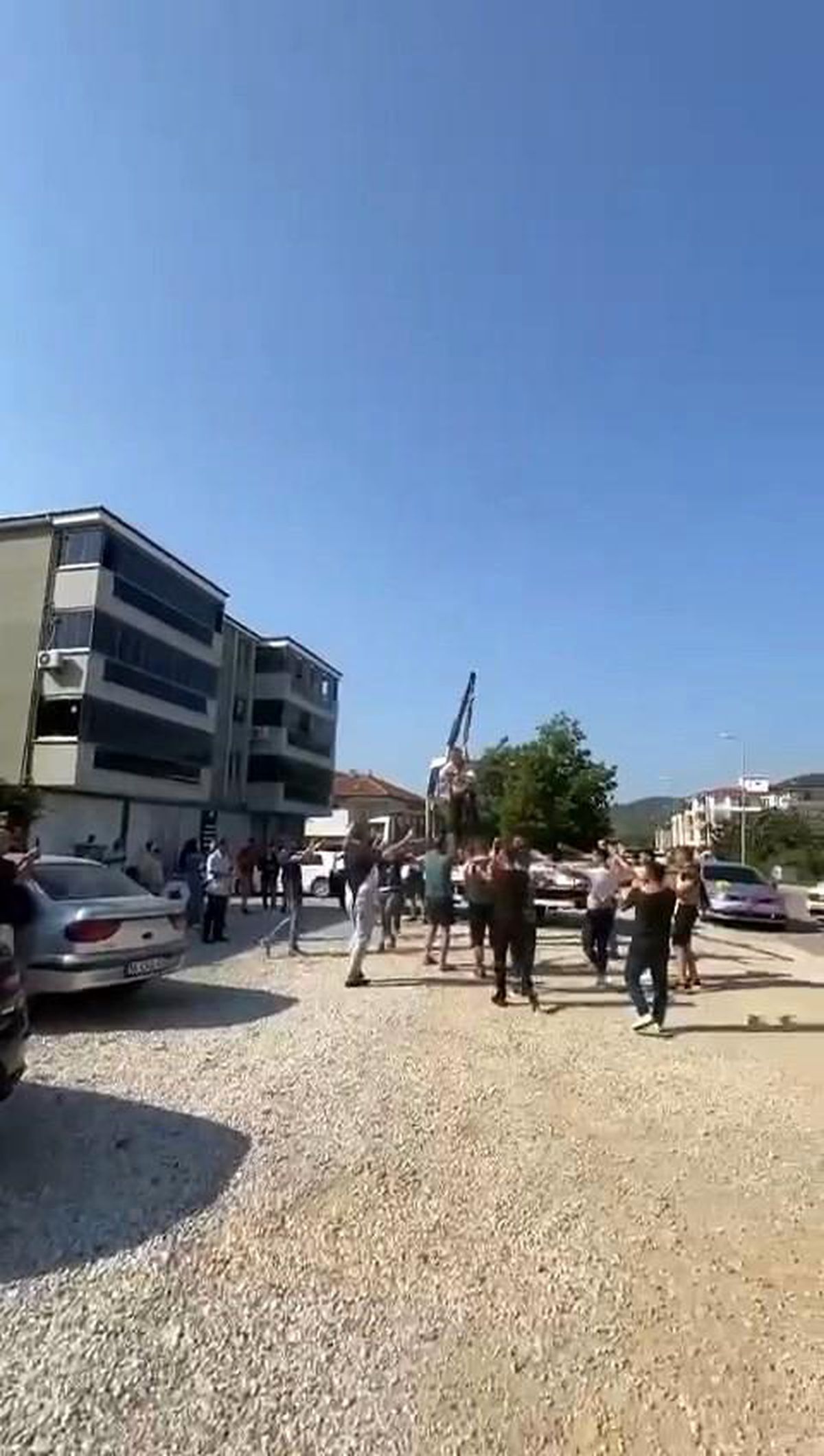 Bursa\'da ilginç gelenek..Damadı vinçte sallandırdılar