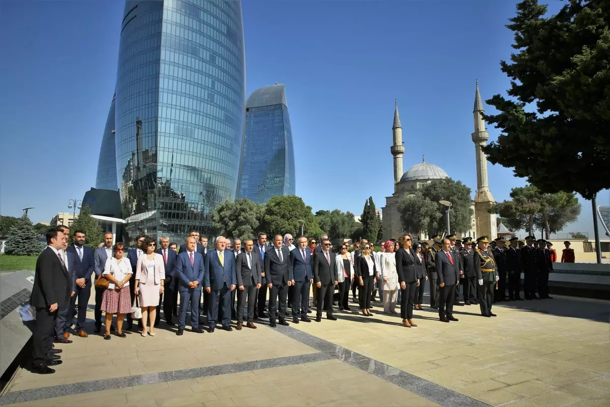 Büyük Zafer\'in 100. yılı dolayısıyla Bakü Türk Şehitliği\'nde tören düzenledi