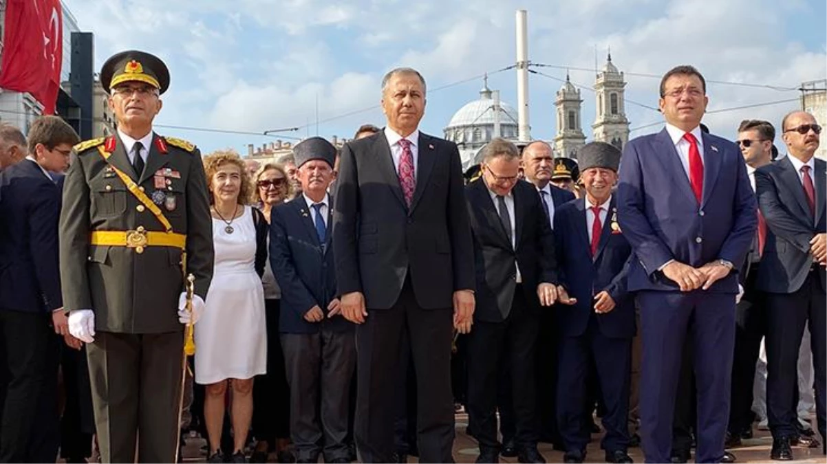 Vali Yerlikaya, 1.Ordu Komutanı Sivri ve İBB Başkanı İmamoğlu 30 Ağustos nedeniyle Taksim Meydanı\'na çelenk bıraktı