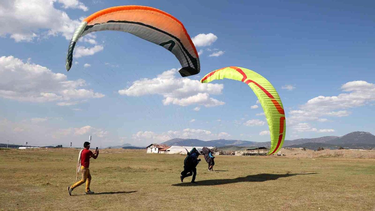 Çameli\'nde paraşüt pilotları bir birleriyle yarıştı