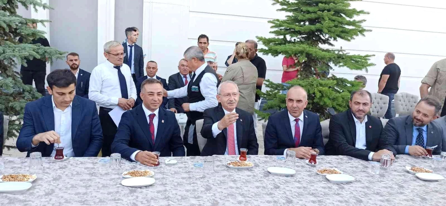 CHP Genel Başkanı Kılıçdaroğlu Çorum\'da çay molası verdi