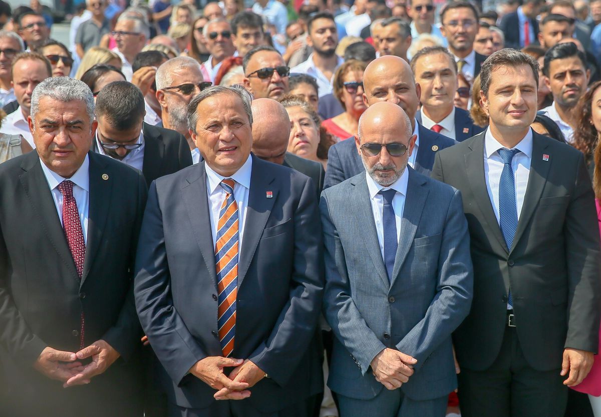 CHP\'li Torun ve Öztunç, İzmir\'de partilerinin Zafer Bayramı etkinliğine katıldı