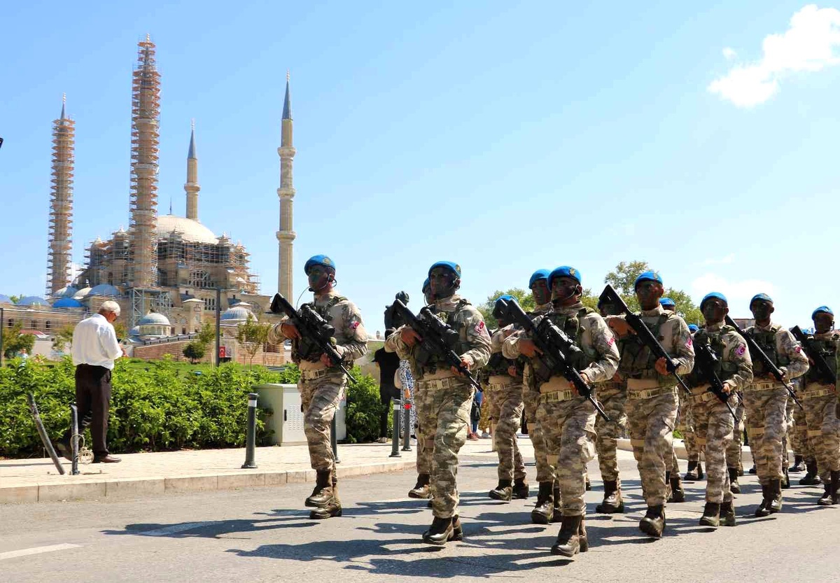 Edirne\'de Mehmetçik ve tankların geçit töreni nefes kesti