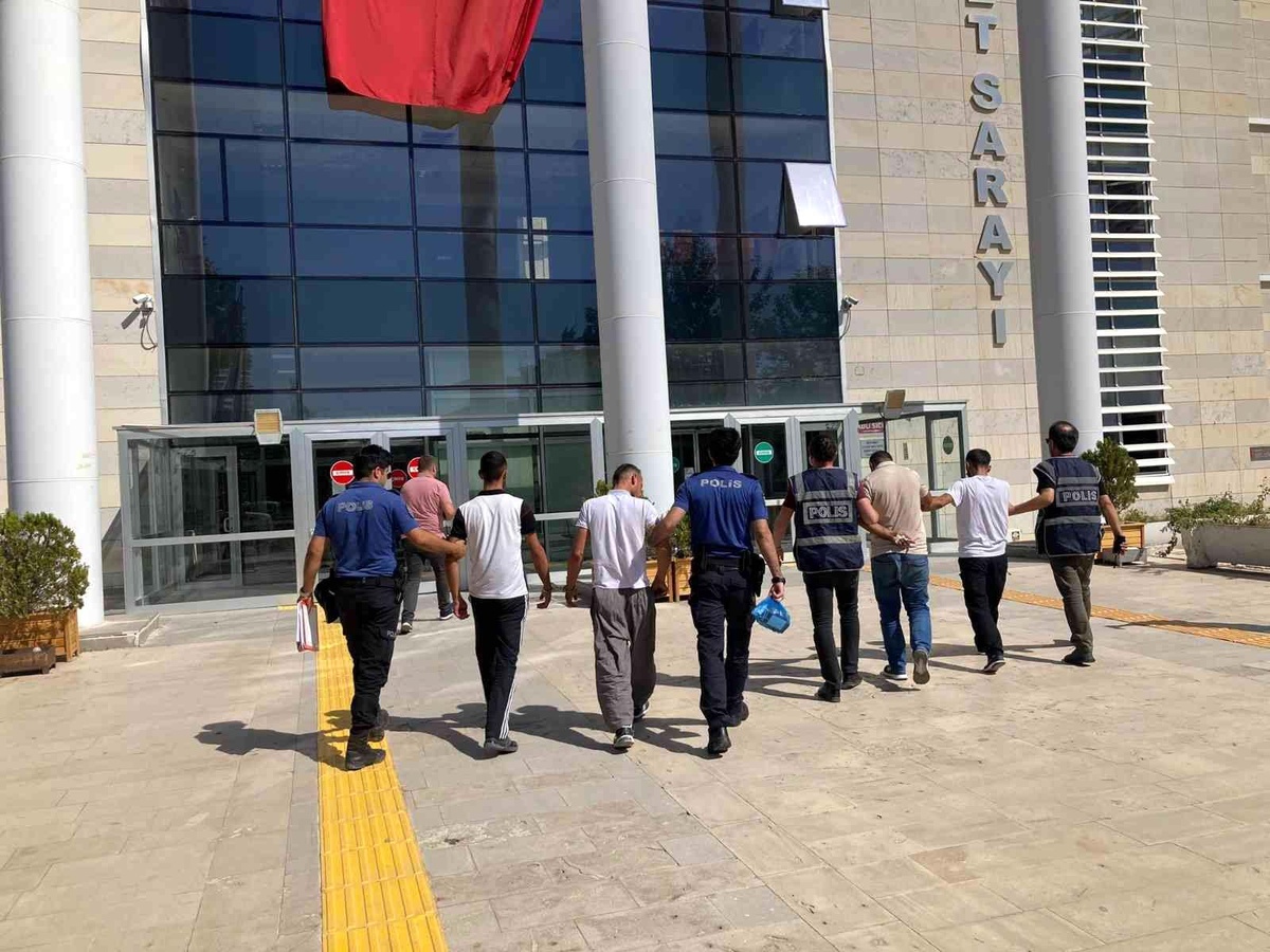 Elazığ\'da suç makinesi 4 zanlı, çaldıkları malzemelerle yakalandı