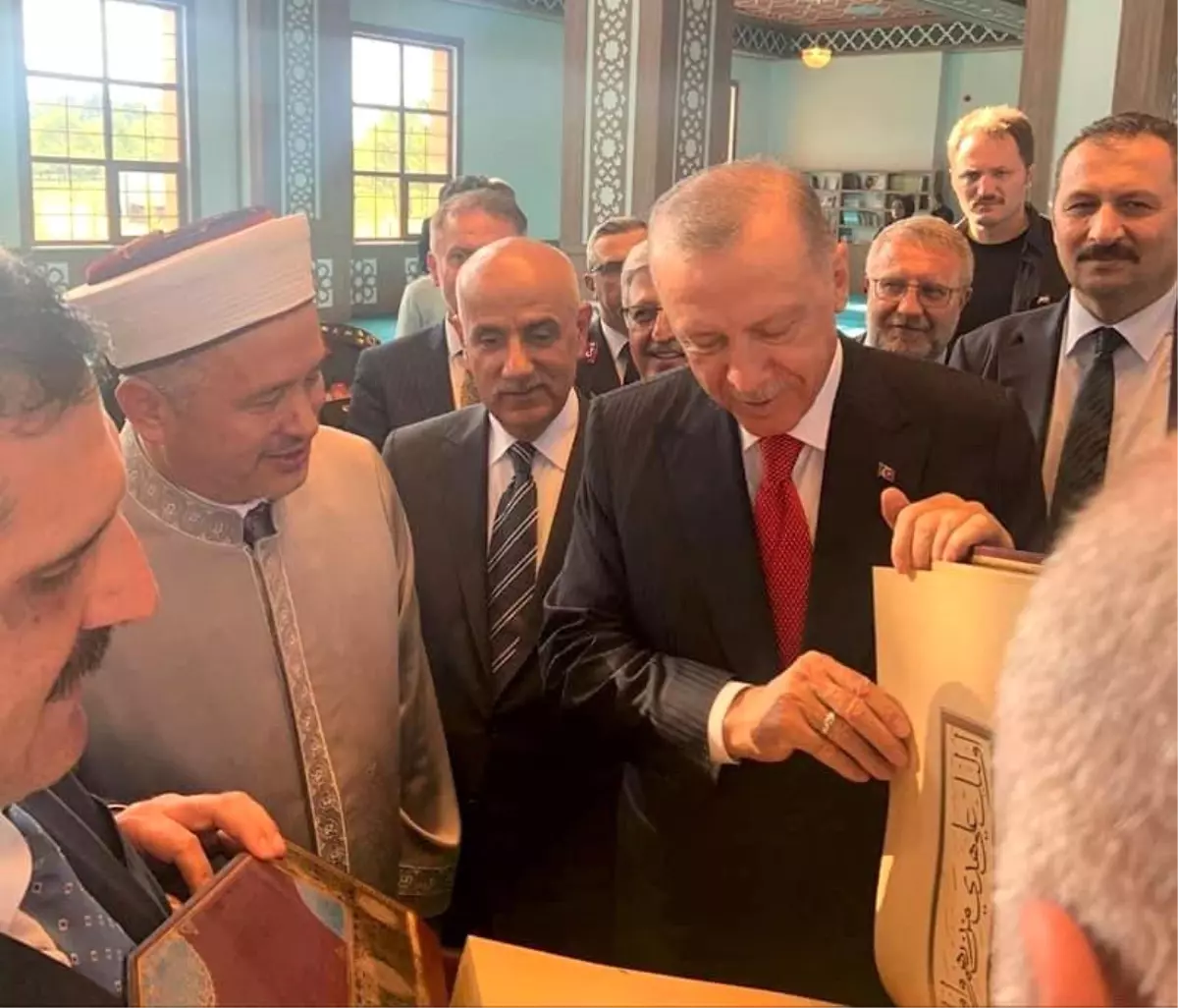 Erdoğan, açılışını yaptığı Kütahya Mehmetçik Camii\'ne Kur\'an-ı Kerim hediye etti