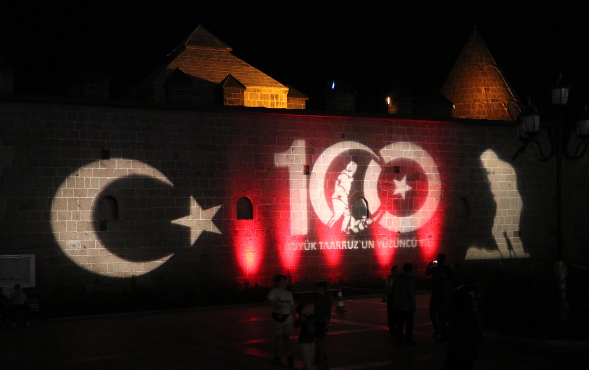 Erzurum\'da 30 Ağustos Zafer Bayramı\'nda fener alayı düzenlendi