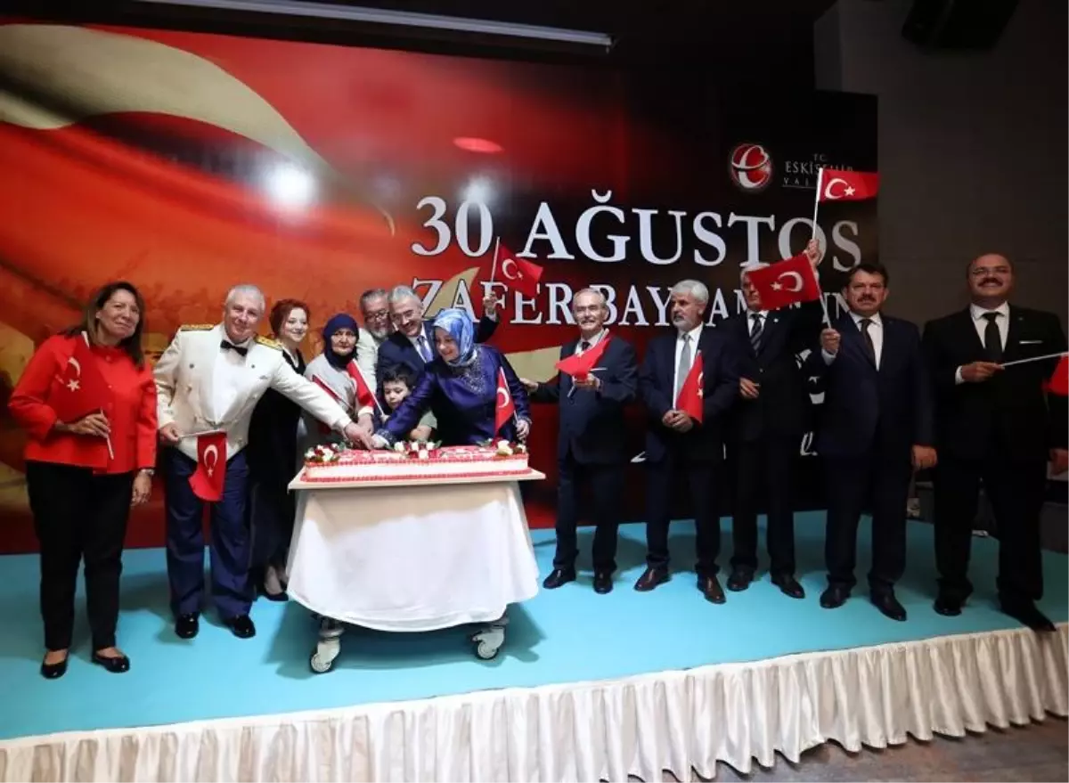 Eskişehir Valisi Ayyıldız ve eşi 30 Ağustos Zafer Bayramı nedeniyle resepsiyon verdi