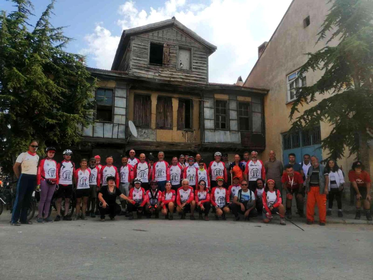Eskişehirli 8 bisikletçi, bin 150 kilometre pedal çevirecekleri Büyük Taarruz Bisiklet Turu\'nda