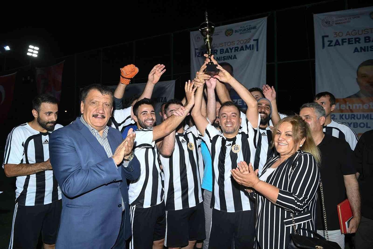 Futbol turnuvasında kupa İnönü Üniversitesi\'nin