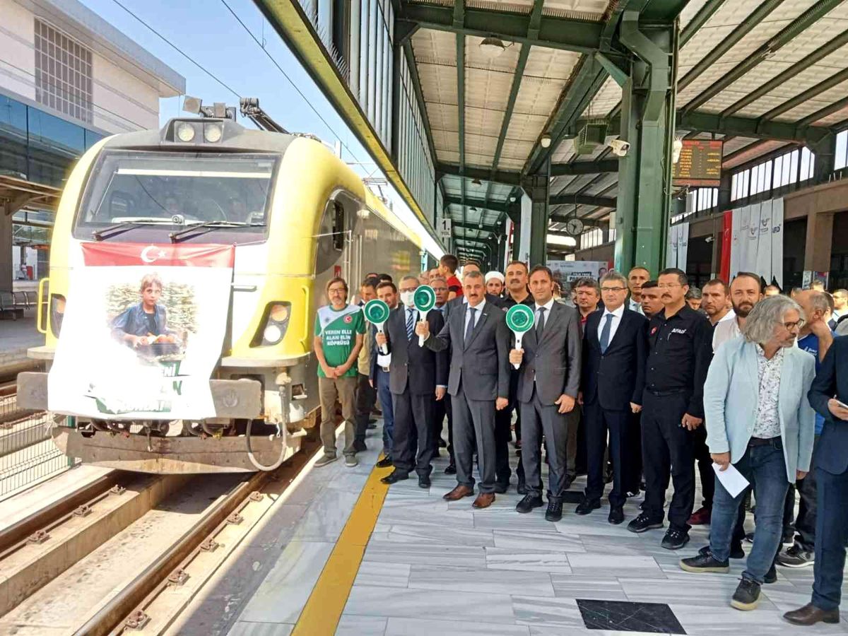 İçerisinde 500 ton yaşam malzemelerinin olduğu \'İnsani Yardım Treni\' Pakistan\'a doğru yola çıktı