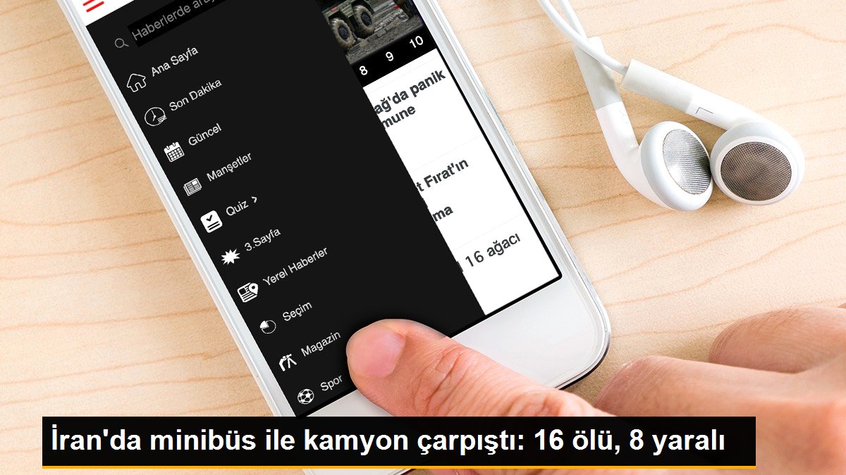 İran\'da minibüs ile kamyon çarpıştı: 16 ölü, 8 yaralı