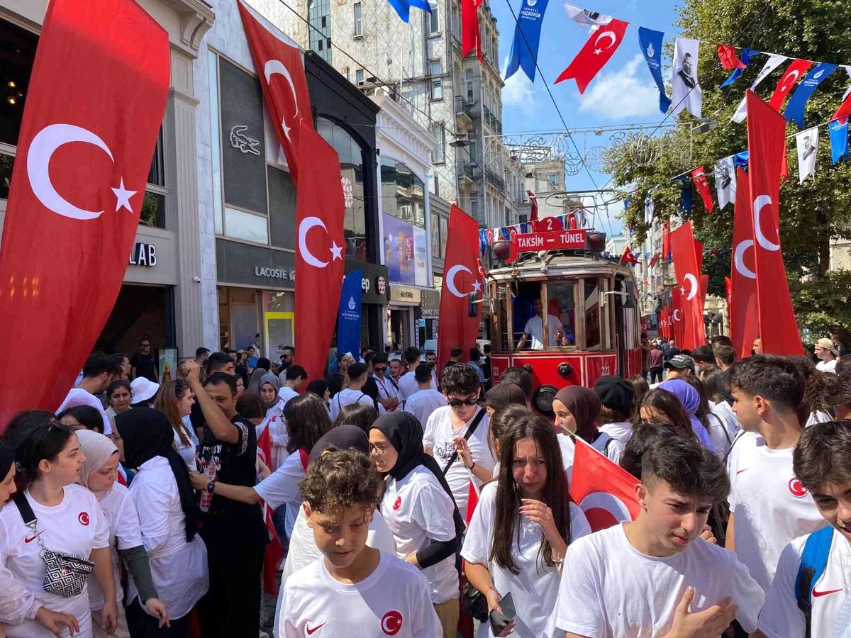 İstiklal Caddesi 30 Ağustos Zafer Bayramı\'nın 100\'üncü yılında bin adet bayrakla donatıldı