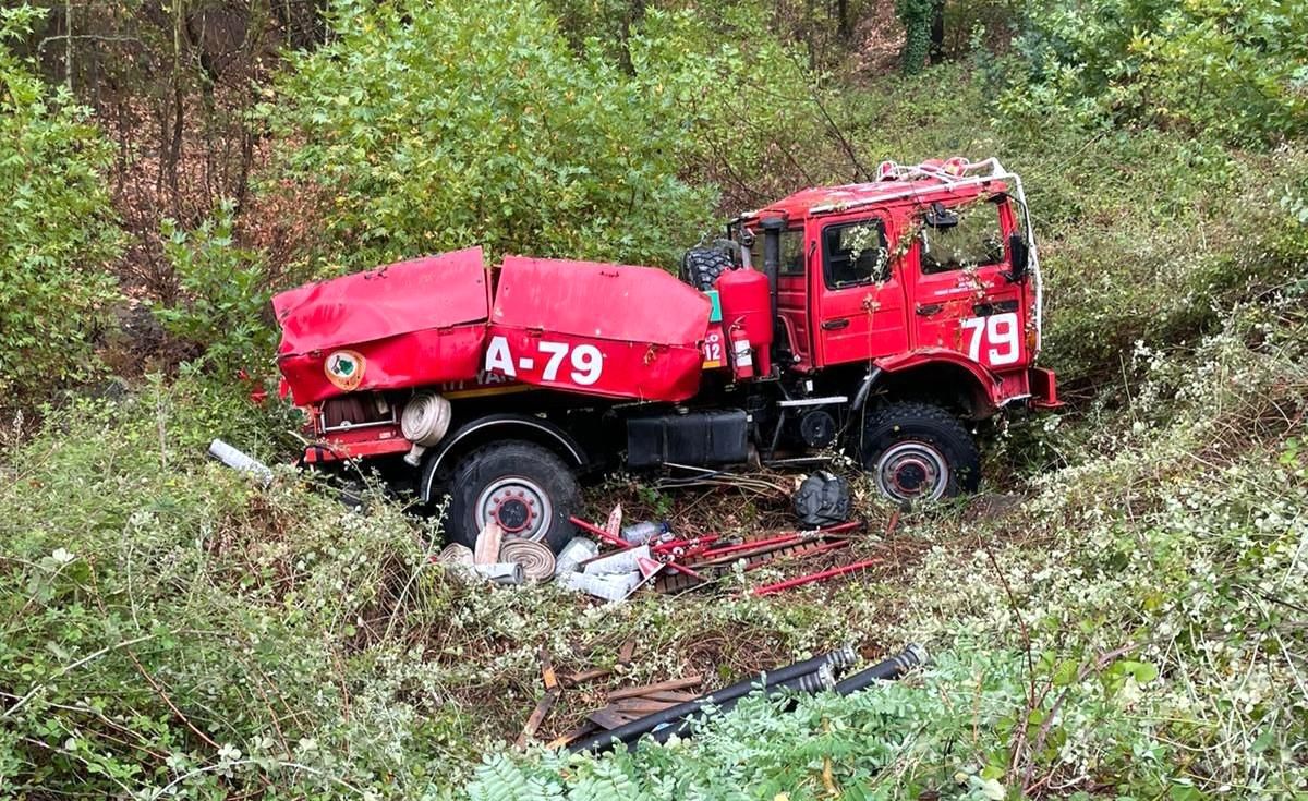 İzmir\'de orman yangını ihbarına giden arazöz kaza yaptı: 4 yaralı