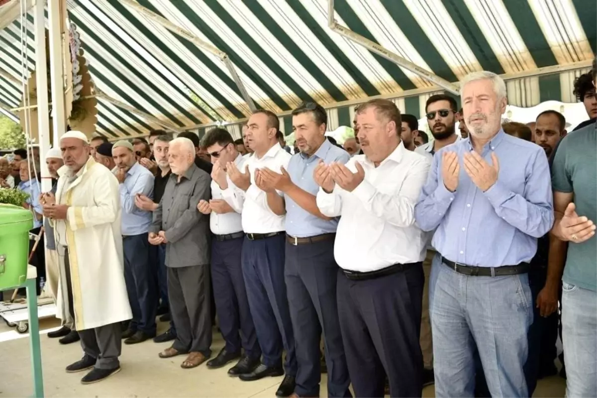 Kalp krizi geçiren akademisyen son yolculuğuna uğurlandı