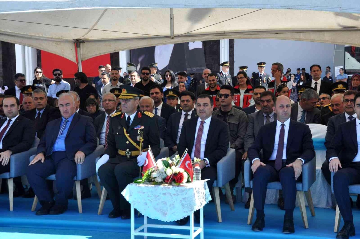 Kars\'ta 30 Ağustos Zafer Bayramı törenle kutlandı