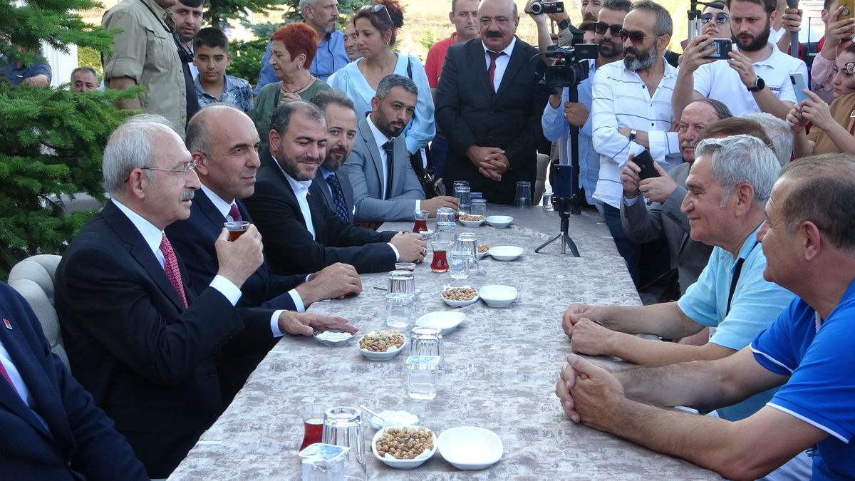 Kılıçdaroğlu, Çorum\'da partililerle çay içti