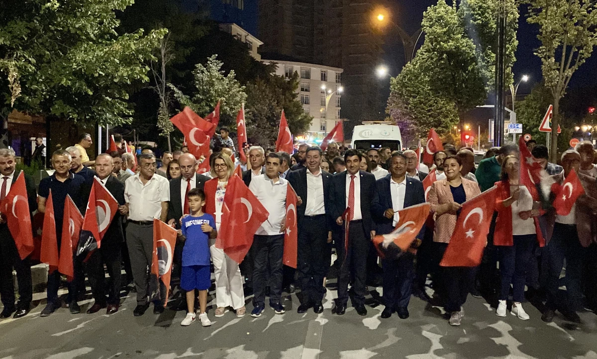 Kırşehir\'de 30 Ağustos Zafer Bayramı\'nda fener alayı düzenlendi