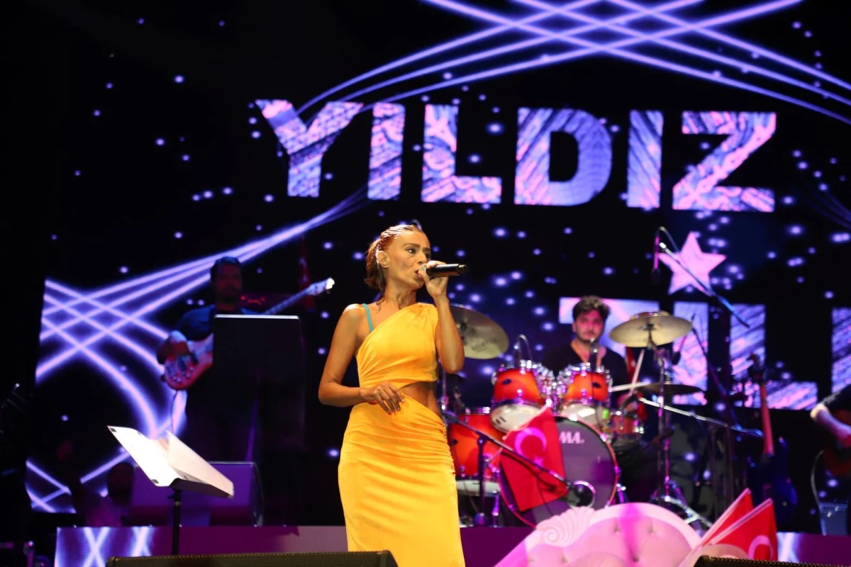 Kocaeli\'de 30 Ağustos Zafer Bayramı dolayısıyla Yıldız Tilbe konseri düzenlendi