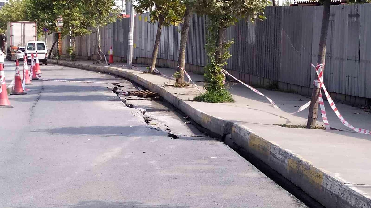 Küçükçekmece\'de inşaatın temel kazısı sırasında yol çöktü