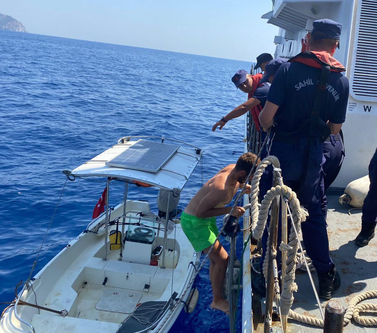 Marmaris\'te sürüklenen teknedeki 2 kişi ekiplerce kurtarıldı