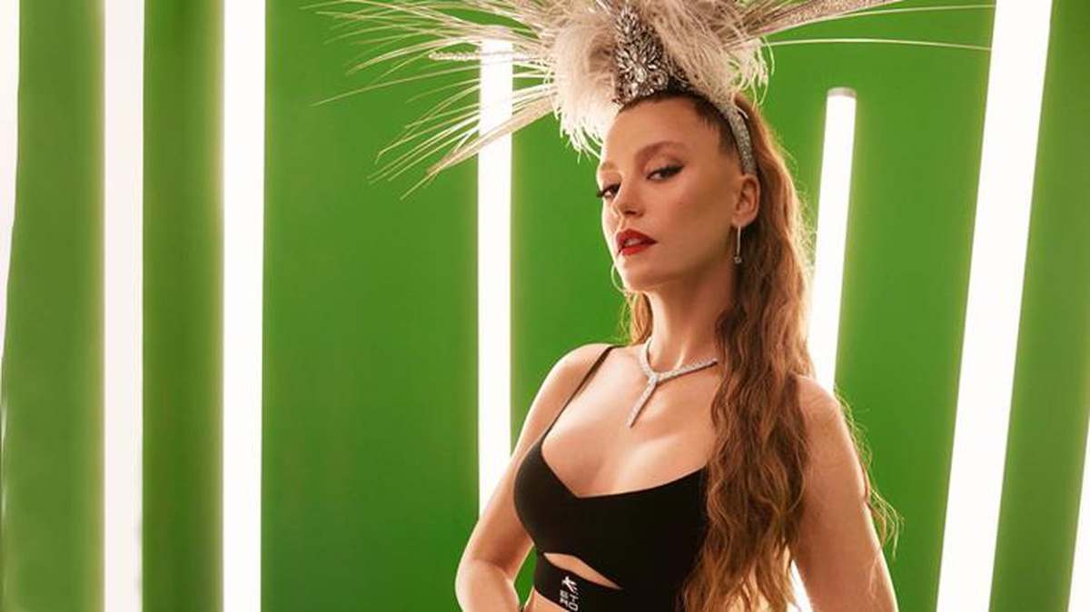 Serenay Sarıkaya\'dan yılan dansı