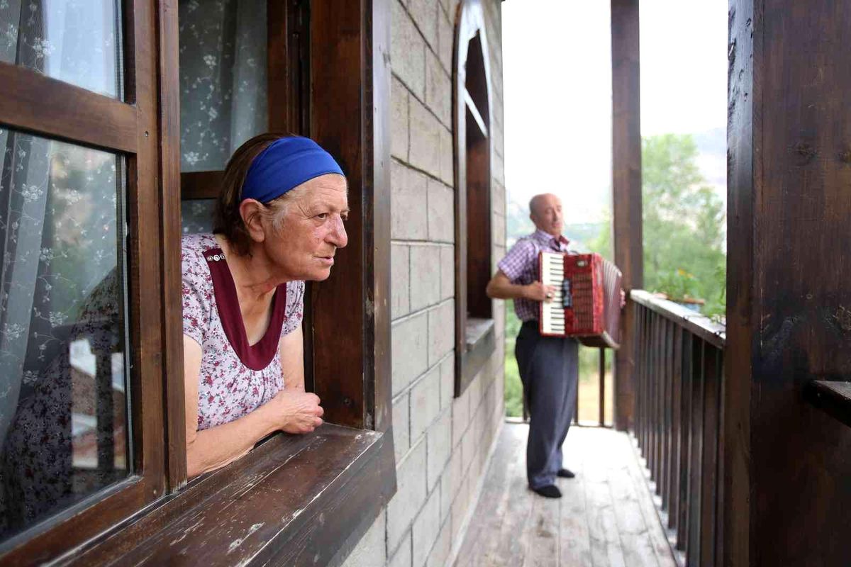 Müzisyen aile 88 yıllık konakta hayatlarını sürdürüyor