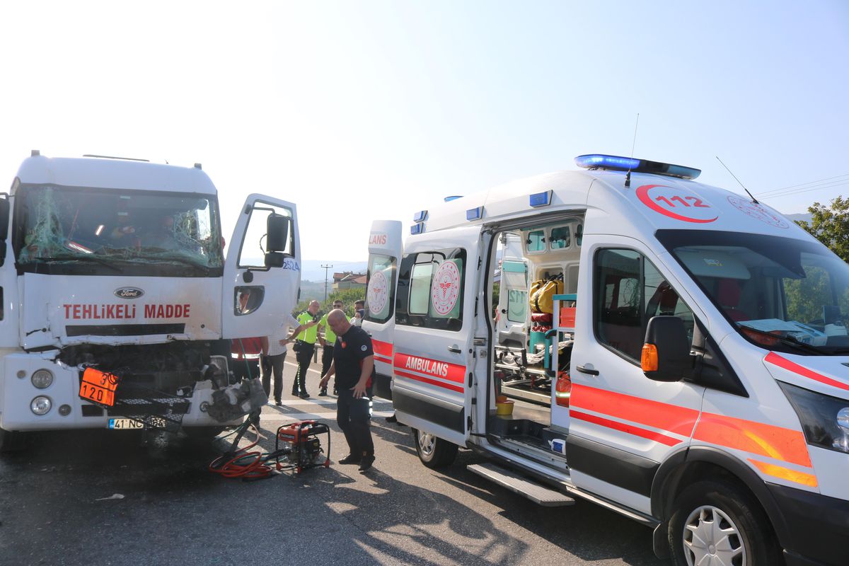 Sakarya\'da tırla çarpışan akaryakıt yüklü tankerin sürücüsü yaralandı