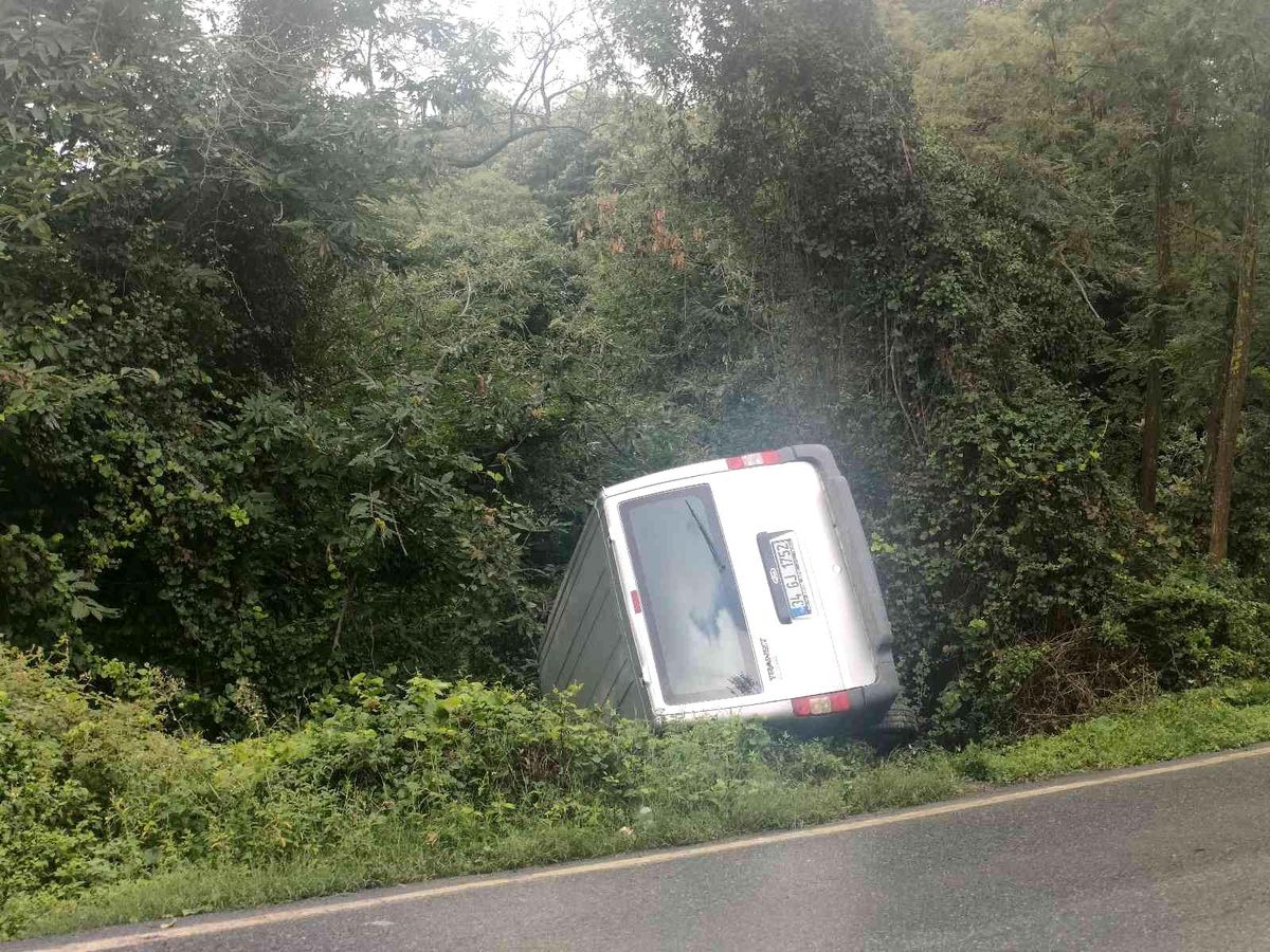 Sarıyer\'de minibüs yol kenarına devrildi