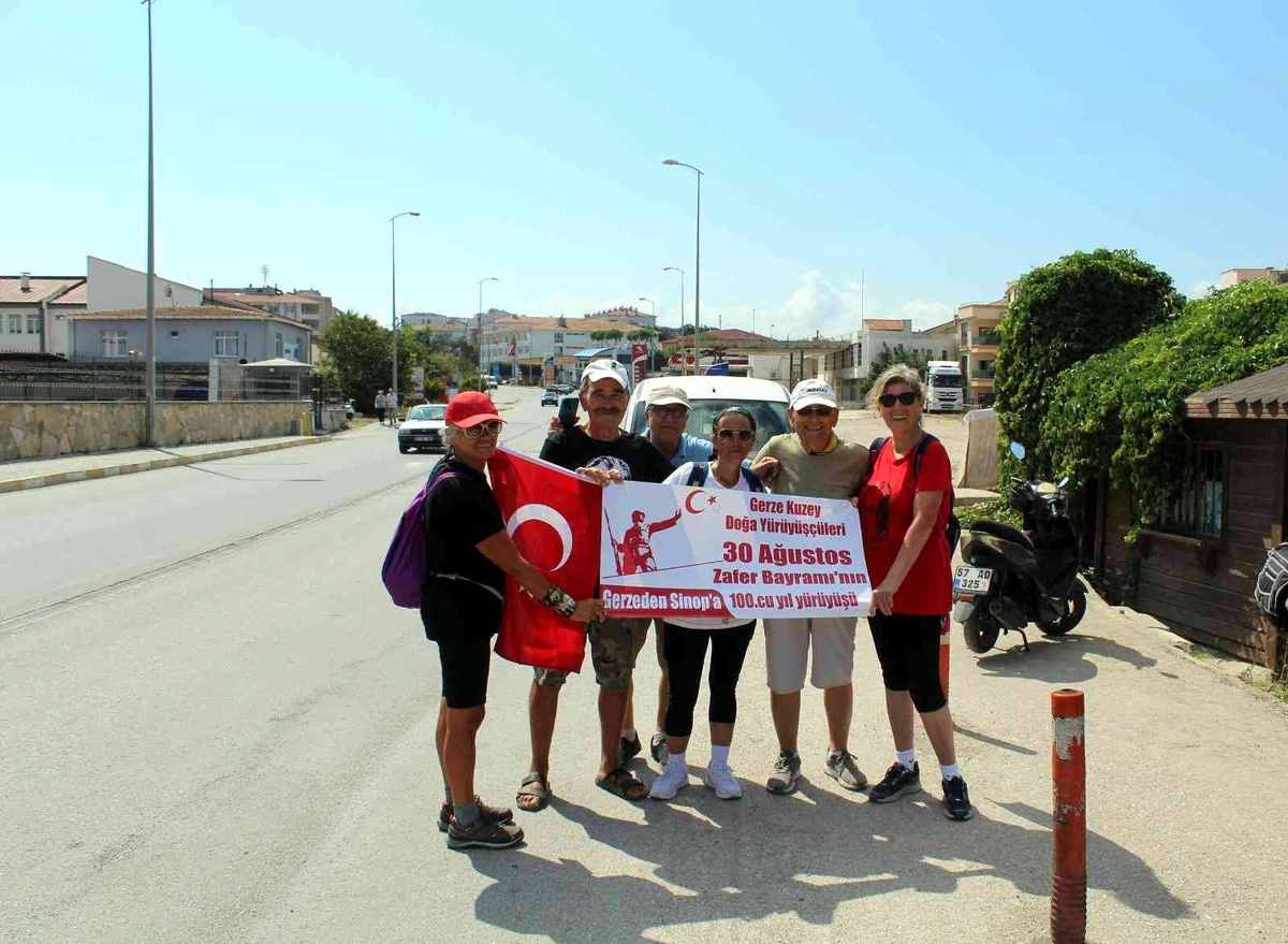 Sinoplu iki kadın ellerinde bayrakla 30 kilometre yürüdü