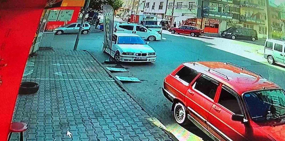 Sivas\'ta hafif ticari araç ile kamyonet çarpıştı: 4 yaralı