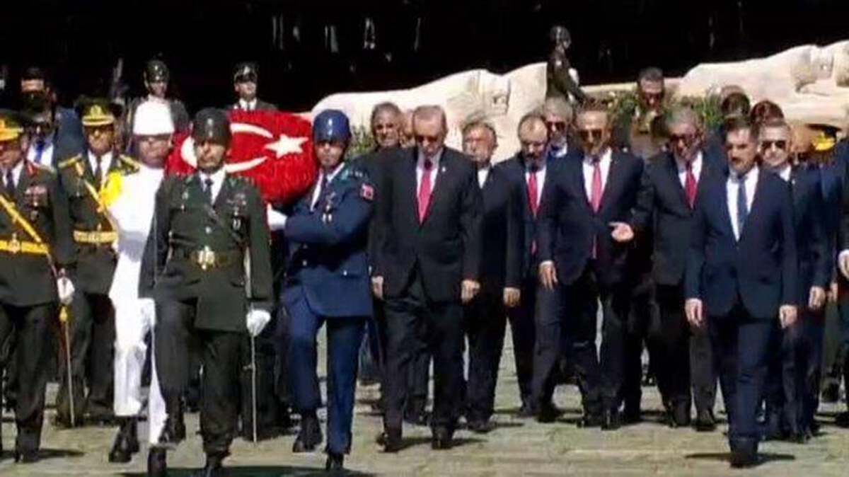 Cumhurbaşkanı Erdoğan önderliğindeki devlet erkanı Anıtkabir\'de