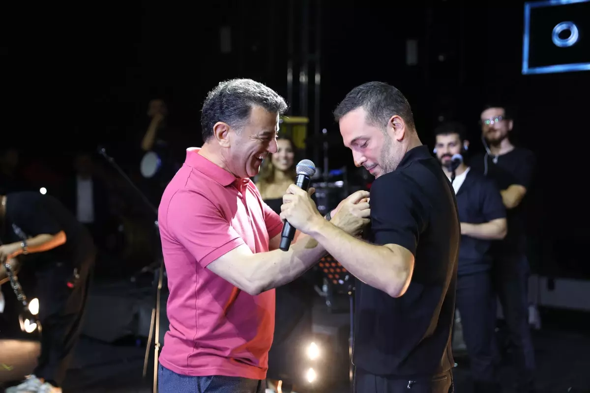 Yeni damat Oğuzhan Koç\'a konser verdiği ilçenin belediye başkanından çeyrek altın