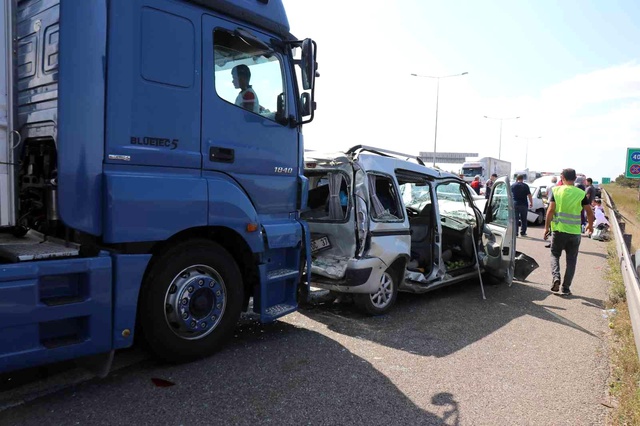 TEM Otoyolu savaş alanına döndü, 6 araç birbirine girdi: 8 yaralı
