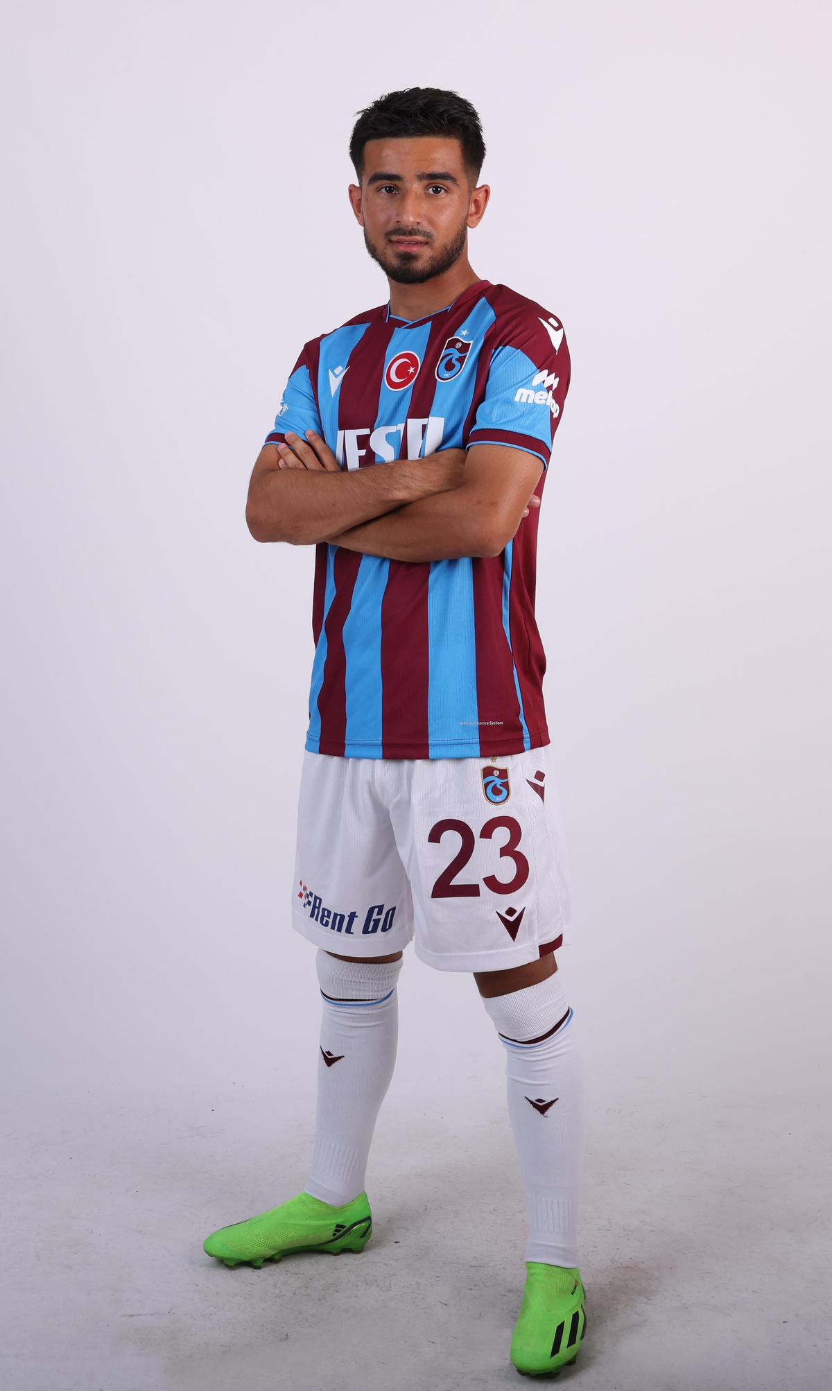 Trabzonspor: "Profesyonel futbolcu Naci Ünüvar ile 1 yıllık anlaşma sağlanmıştır.
